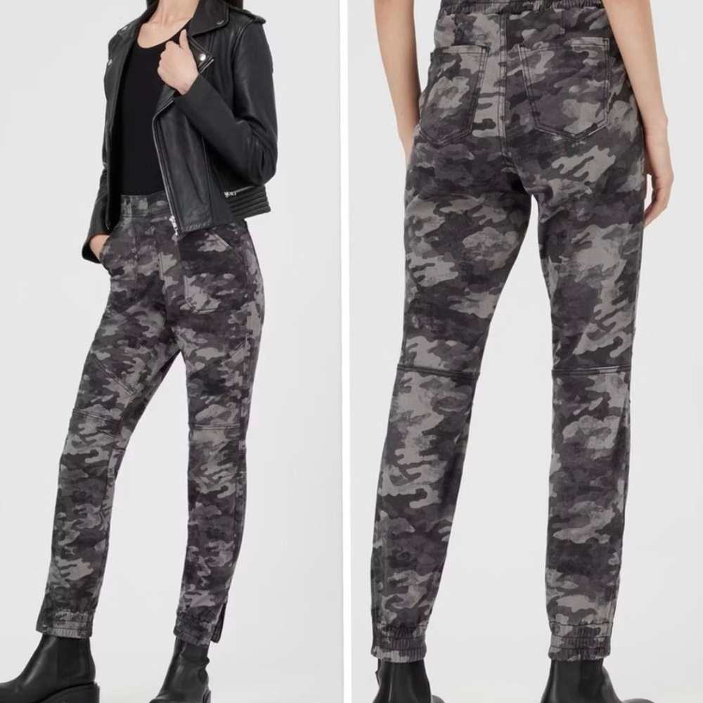 SPANX Stretch Twill Cargo Jogger Pants in Blackwash Camo Size Medium